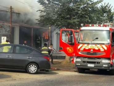 Incendio afectó a locales comerciales de pleno centro de Concón