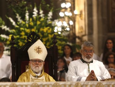 Manifestantes interrumpen misa de posesión a arzobispo de Santiago Celestino Aós