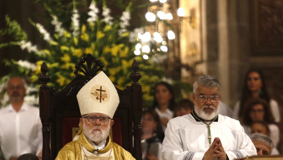 Manifestantes interrumpen misa de posesión a arzobispo de Santiago Celestino Aós