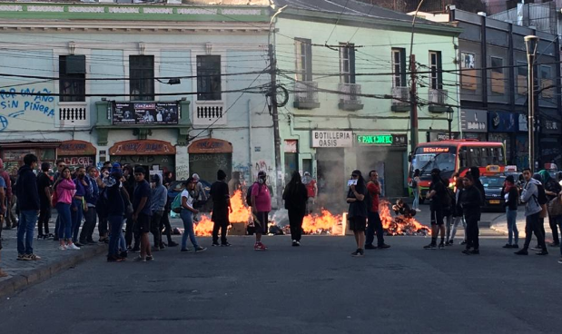 Manifestantes encienden barricadas en distintos puntos del centro de Valparaíso