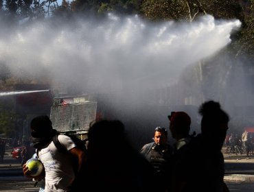 INDH oficia a Carabineros por extraño color del líquido del carro lanzaaguas