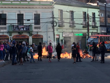 Manifestantes encienden barricadas en distintos puntos del centro de Valparaíso