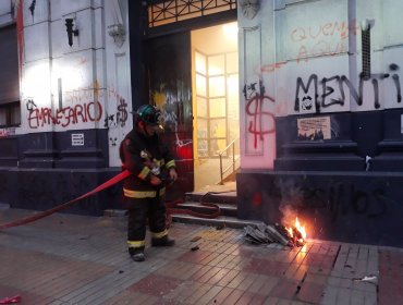 Turba vandalizó y provocó un principio de incendio en edificio de El Mercurio de Antofagasta