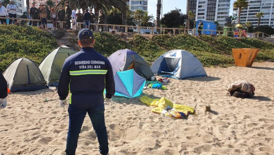 Carabineros y Municipio retiraron carros, cocinillas, planchas y exprimidores a comerciantes ilegales de Viña