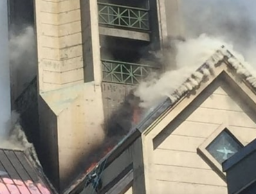 Incendio afectó a la parte alta de la Catedral de Valdivia: párroco descartó intencionalidad