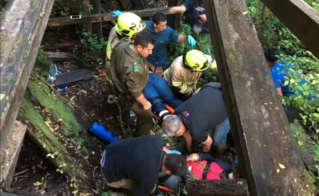 Cuatro personas resultaron heridas luego de que cediera una pasarela de la Reserva Huilo Hulio