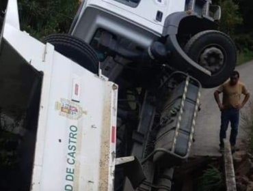 Camión municipal cayó tras colapso de un puente de madera en Castro