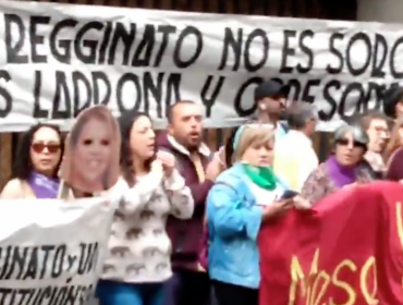 Manifestantes protestan contra la Alcaldesa de Viña del Mar en las afueras del Tribunal Electoral