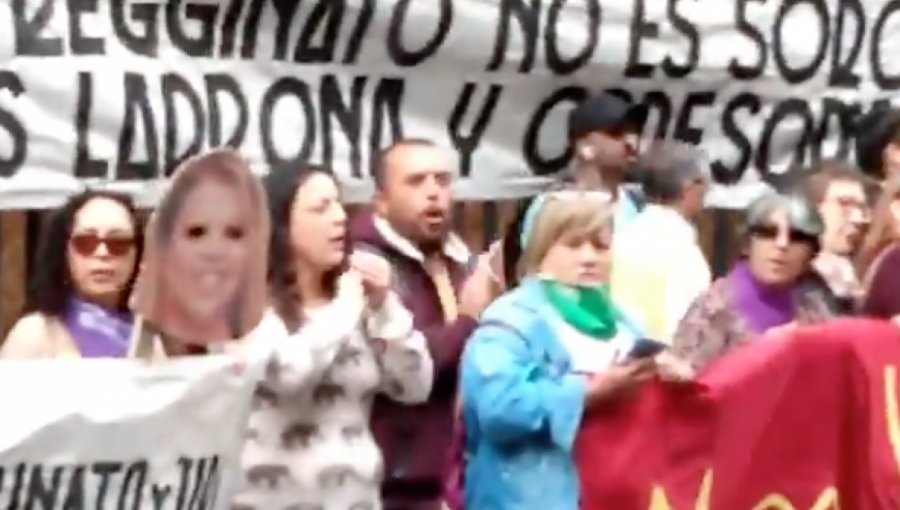 Manifestantes protestan contra la Alcaldesa de Viña del Mar en las afueras del Tribunal Electoral