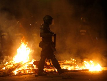 Grupos de sujetos atacaron cuatro comisarías de Carabineros en la región Metropolitana