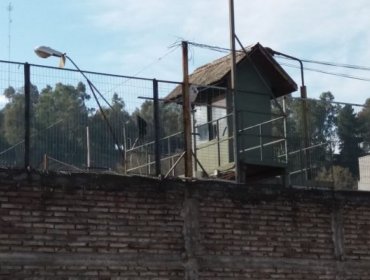 Reo aprovechó descuido para fugarse de la cárcel de Curicó: descendió por mástil de la unidad