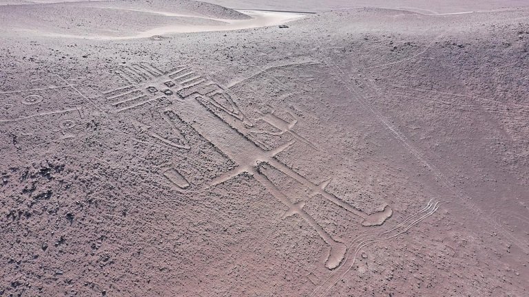 Dos turistas rusos fueron detenidos por daños en el geoglifo "Gigante de Tarapacá"