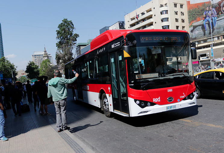 Gobierno estudia rebajar la tarifa de transporte a la población más vulnerable de Santiago
