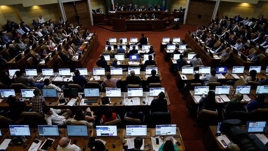 Proyecto "Chao Dicom" que prohíbe informar deudas por educación pasa a tercer trámite