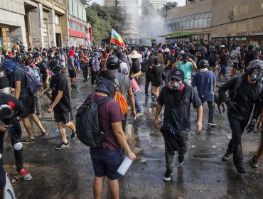 Metro cierra estación Universidad Católica por manifestaciones en el exterior