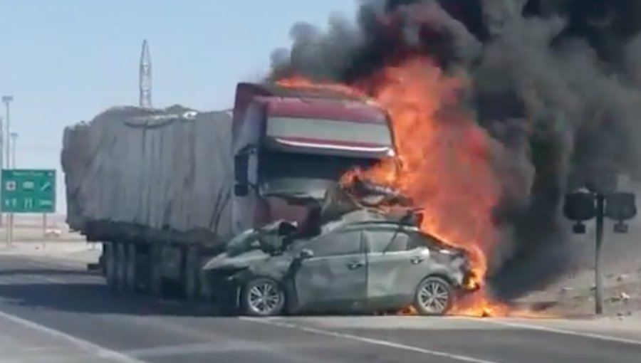 Cuatro fallecidos deja violento choque entre camión y vehículo en ruta que une Calama y Tocopilla