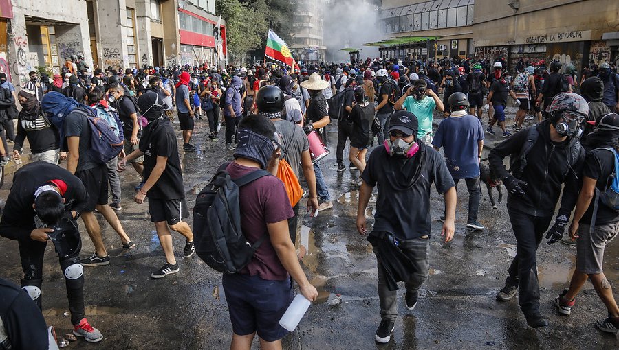 Metro cierra estación Universidad Católica por manifestaciones en el exterior