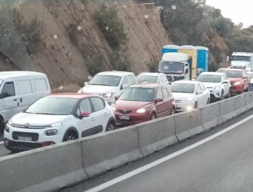 Vehículo menor colisiona con camión en la ruta Las Palmas y origina alta congestión vehicular hacia Viña del Mar