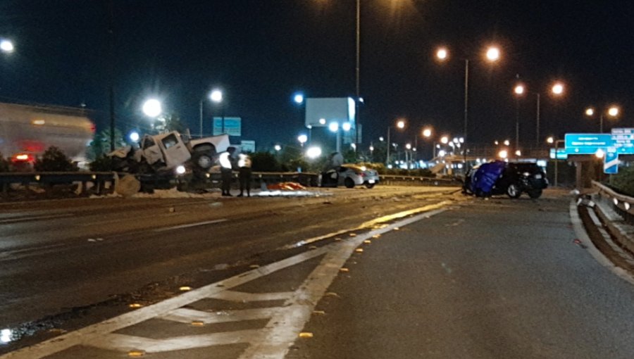 Dos personas murieron tras colisión frontal en Vespucio Norte: camioneta conducía contra el tránsito