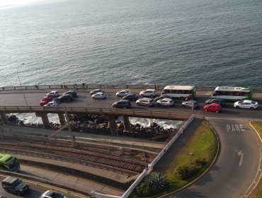 Accidente vehicular en Av. España provoca gran congestión en dirección a Valparaíso