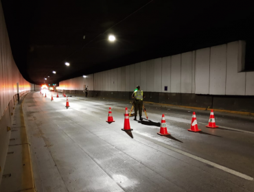 Motociclista falleció y su acompañante está grave tras violento choque en la autopista Costanera Norte