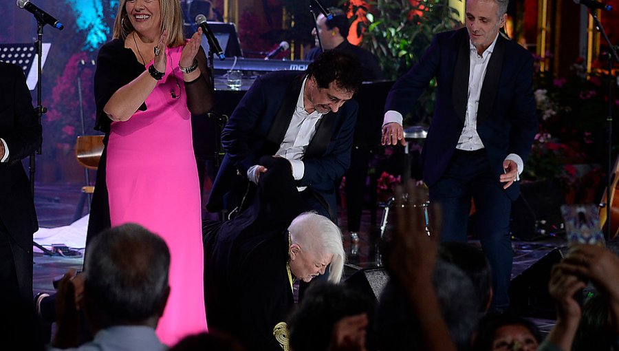 Cantante de Mocedades sufrió una dura caída en el escenario de Olmué