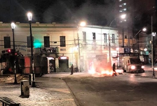 Antisociales protagonizan incidentes y enfrentamientos con Carabineros en Valparaíso