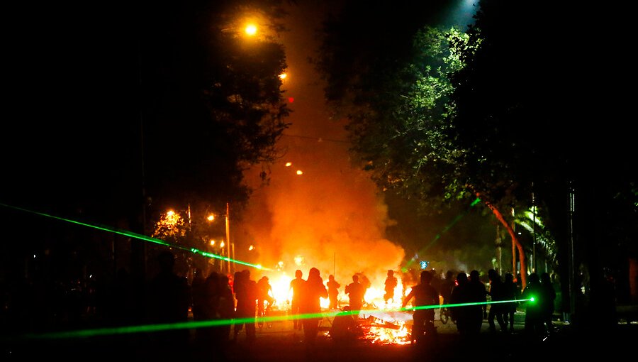Cinco carabineros resultaron heridos con perdigones en nuevo ataque a Subcomisaría de Peñalolén
