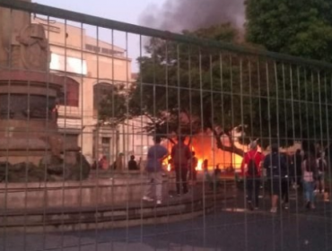 Barricadas, enfrentamientos y quema de caseta marcan nueva jornada de manifestaciones en Valparaíso