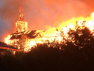 Incendio destruye histórica iglesia San Francisco de Ancud: tenía más de 100 años