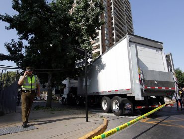 Camión derribó cerca de diez postes dejando sin electricidad a vecinos de Ñuñoa