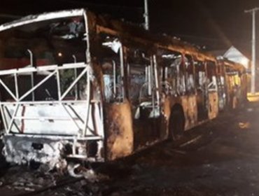 Manifestaciones culminan con la quema de un bus del Transantiago en Maipú