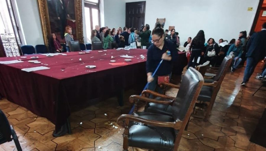 Inundaciones en cementerio de Valparaíso: Corporación logra acuerdo y manifestantes deponen toma de salón municipal