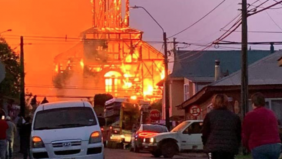 Gobierno conforma mesa de trabajo para recuperar iglesia incendiada en Ancud