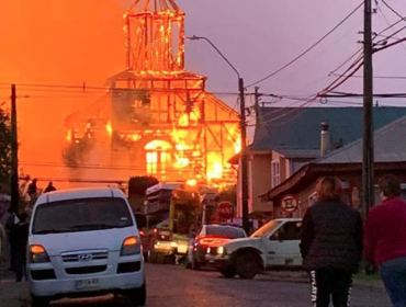 Gobierno conforma mesa de trabajo para recuperar iglesia incendiada en Ancud