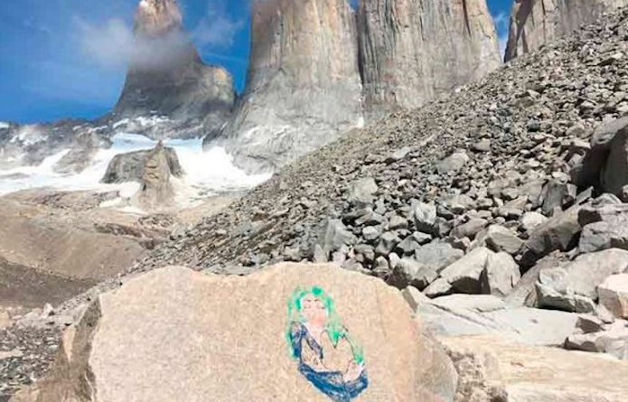 Turista italiana que rayó roca en Torres del Paine dejó el país tras pagar fianza de $1 millón