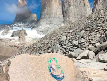 Turista italiana que rayó roca en Torres del Paine dejó el país tras pagar fianza de $1 millón