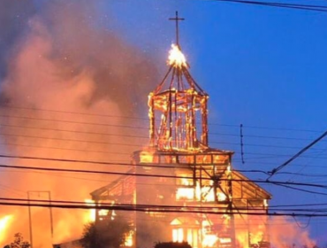 Vecinos y Carabineros cuidan iglesias de Chiloé tras incendio en Ancud