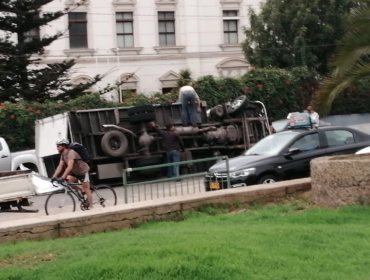 Dos lesionados deja nuevo volcamiento de camión en curva de Santos Ossa con Av. Argentina