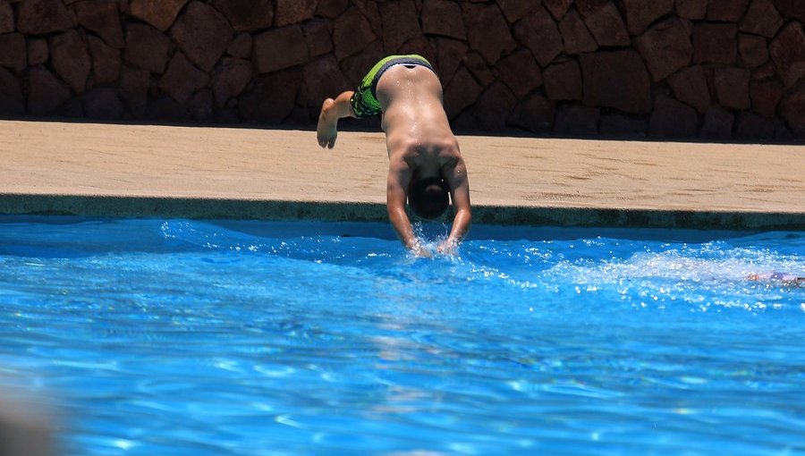 Prohíben funcionamiento de piscina municipal de Quilicura tras fallecimiento de un menor haitiano