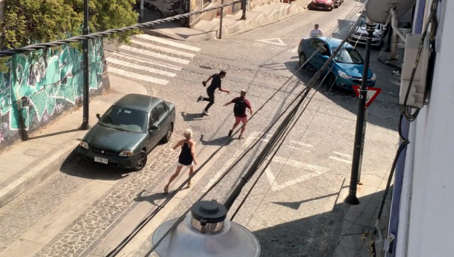 Delincuente recién salido de la cárcel asaltó a turistas canadienses en cerro de Valparaíso