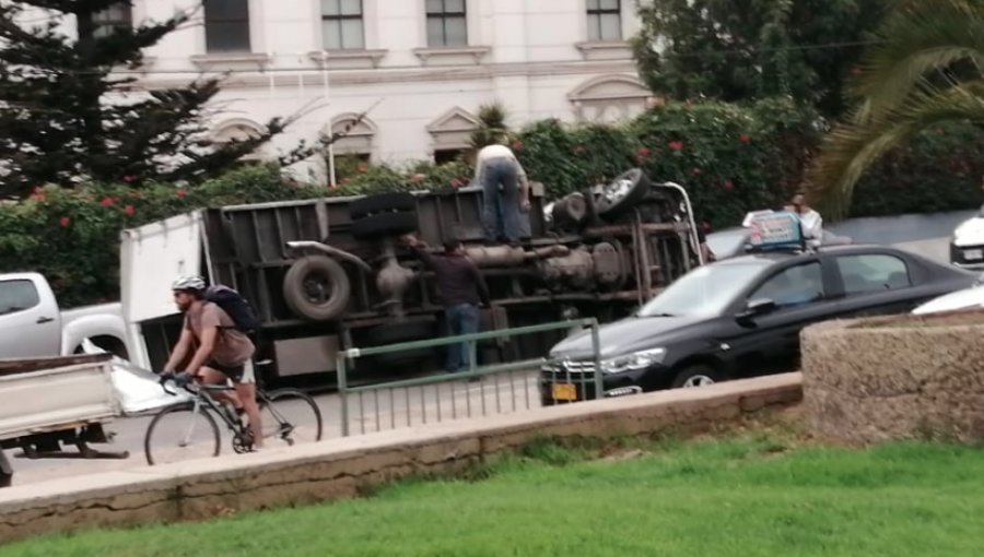 Dos lesionados deja nuevo volcamiento de camión en curva de Santos Ossa con Av. Argentina