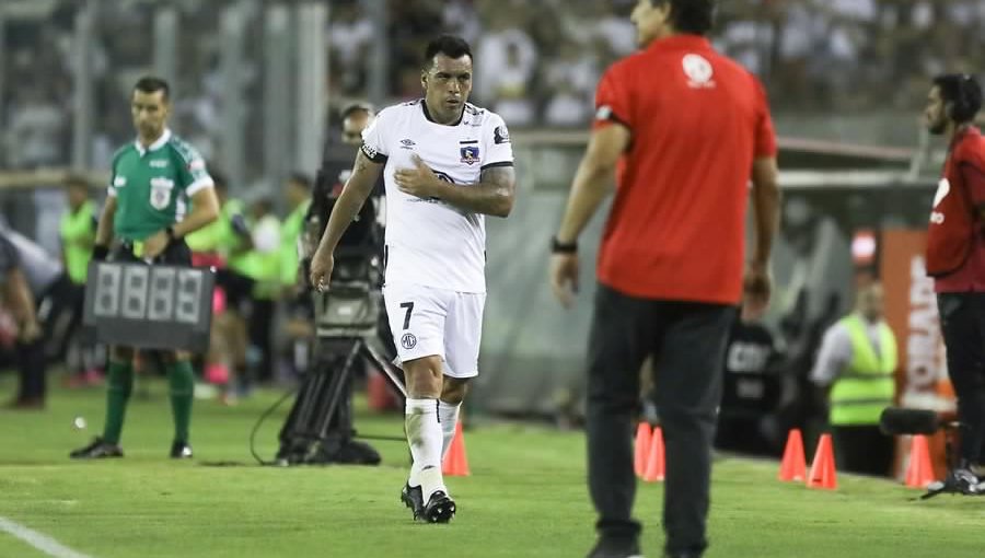 Esteban Paredes habría sufrido una fractura costal en duelo ante Palestino