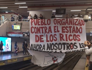 Manifestación de la ACES obligó a interrumpir el servicio en la Línea 1 del Metro de Santiago