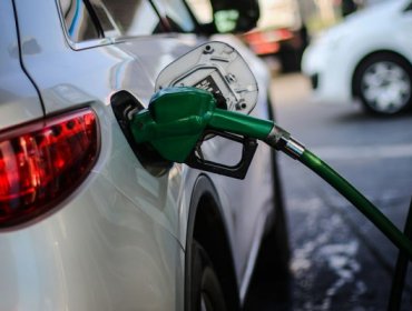 Tras 10 semanas de alzas, precios de los combustibles bajarán desde este jueves 30