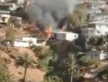 Viña del Mar: Incendio afectó a dos viviendas en población Puerto Aysén de Forestal Alto