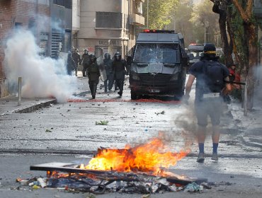 Carabinero recibió impacto de bomba molotov en su rostro en alrededores del estadio Monumental