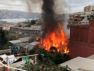 Incendio en el cerro Larraín: Bomberos criticó bajo caudal de agua en grifos