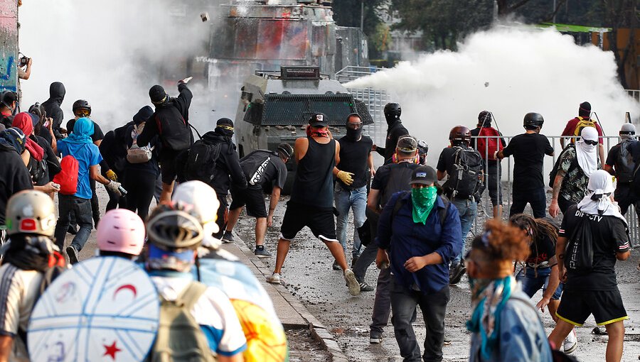 Metro de Santiago cierra estaciones en Líneas 1 y 4 por manifestaciones en el exterior