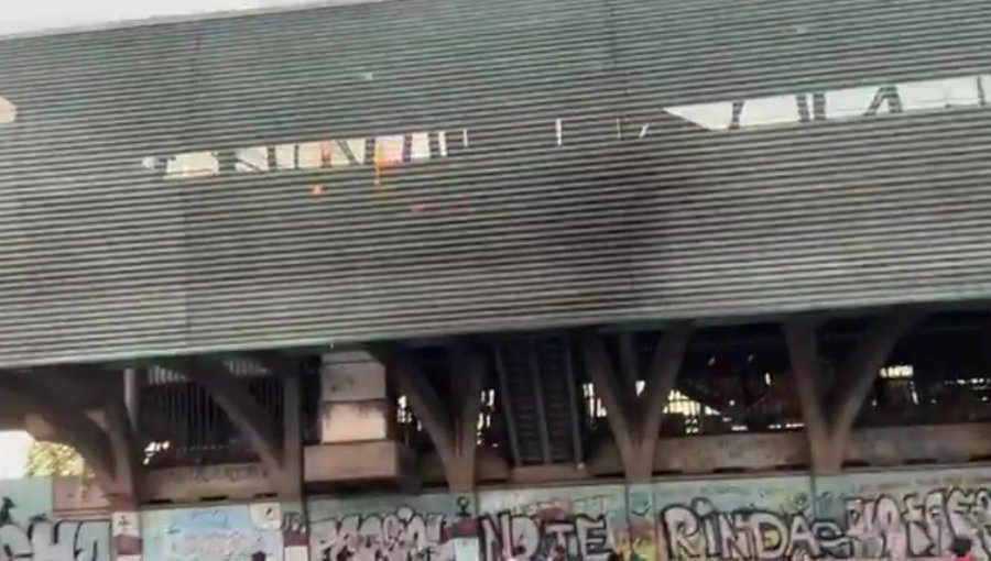 Manifestantes prendieron fogatas al interior de la estación Protectora de la Infancia del Metro